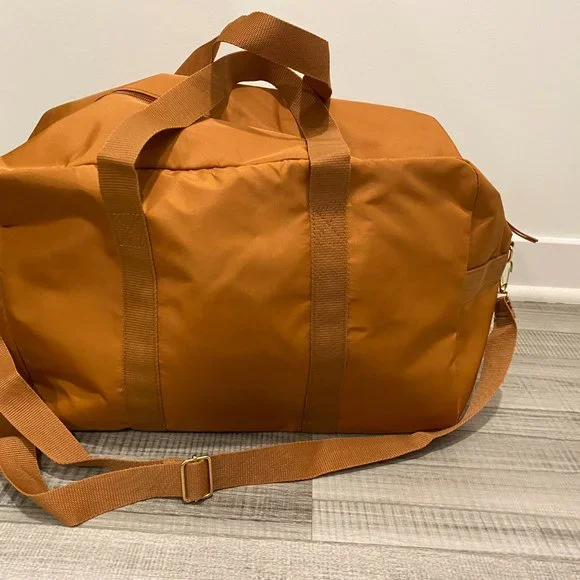 NWT DSW Exclusive Camuto Weekender Bag with removable faux shearling clutch - Picture 4 of 7